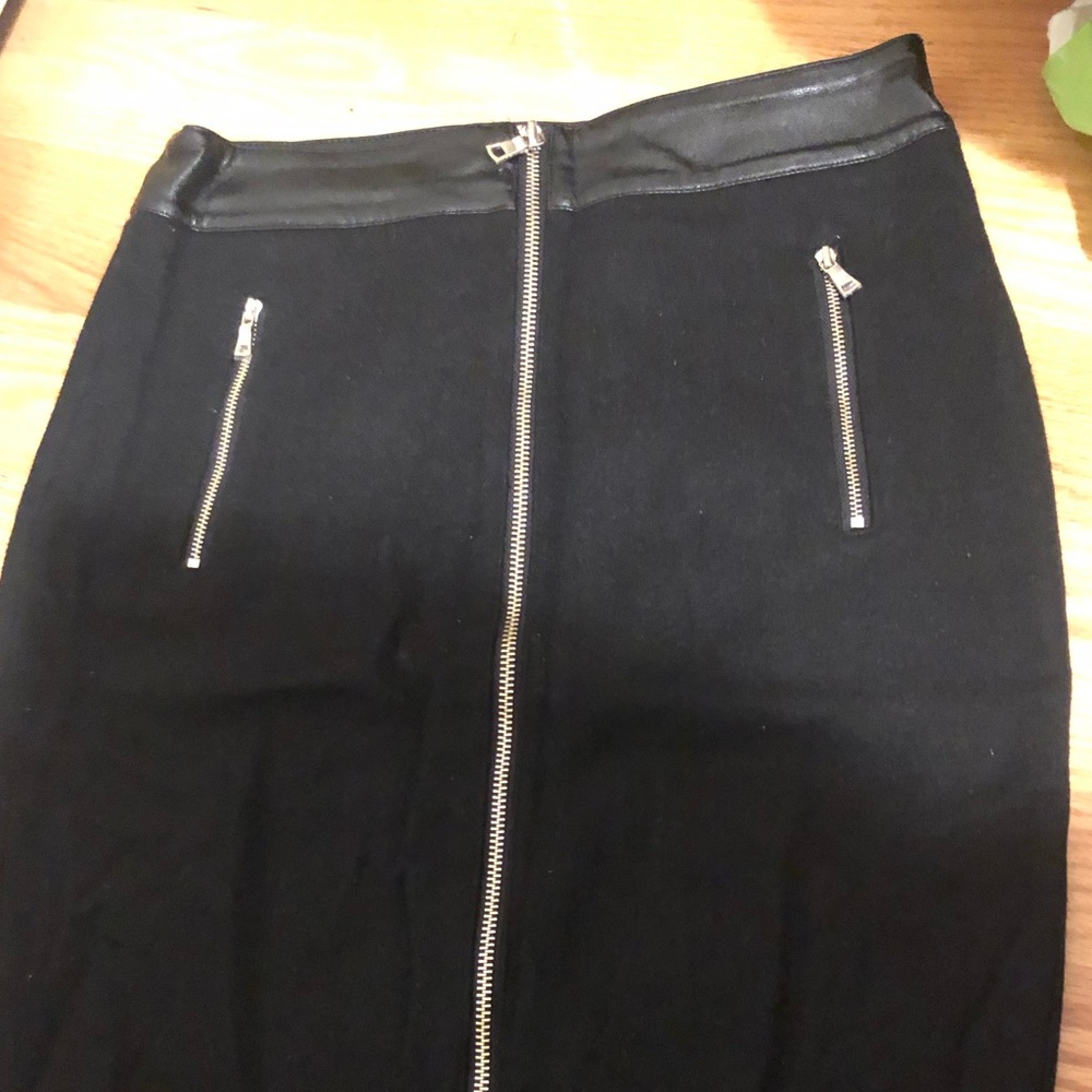 Black Sleek Front Zip Pencil Skirt